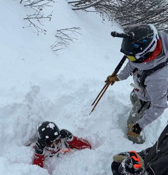 “눈 위에 사람 팔이 튀어나와”…알프스서 파묻힌 스키어 극적 구조