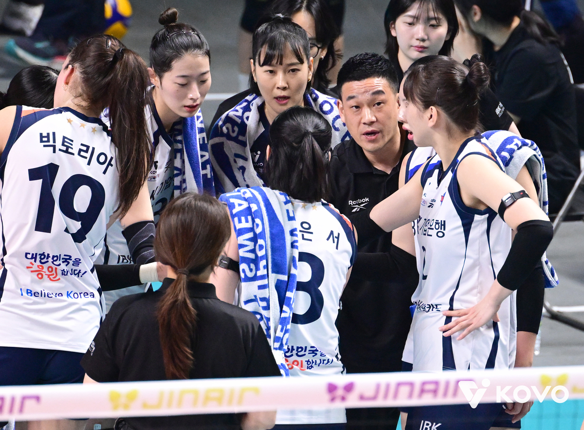리시브에 매세트 요동친 ‘승점 6’짜리 매치...덜 흔들린 IBK기업은행이 GS칼텍스 누르고 5연승 달리며 5할 승률 회복, 여오현 대행 체제 10승3패 상승세 [장충 현장 리뷰]