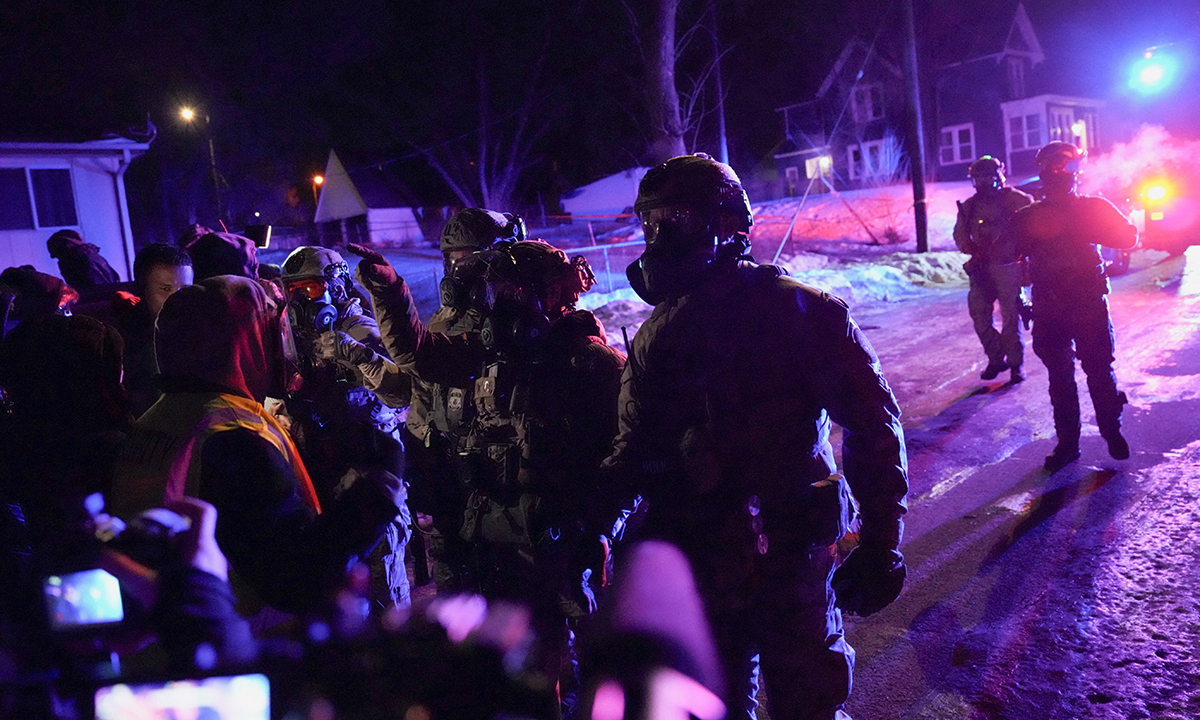 미네소타, ‘시위대 vs 연방정부’ 대치 격화… 트럼프 “내란법 발동” 운운