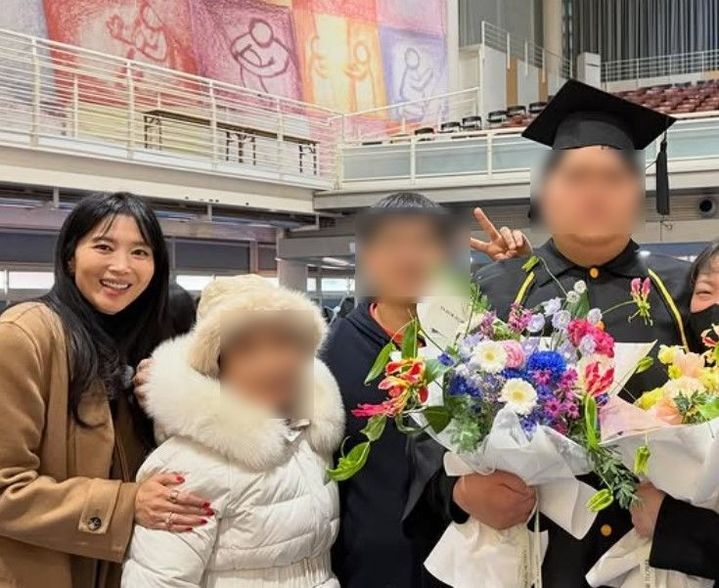 오윤아, 발달장애 아들 졸업 축하 “멋진 청년 돼”