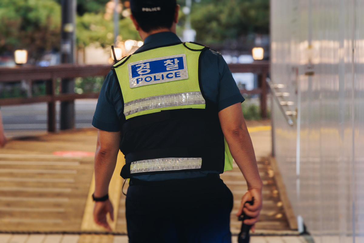 ‘무단결근’ 경찰, 女지인 집서 흉기 찔려…징계 검토