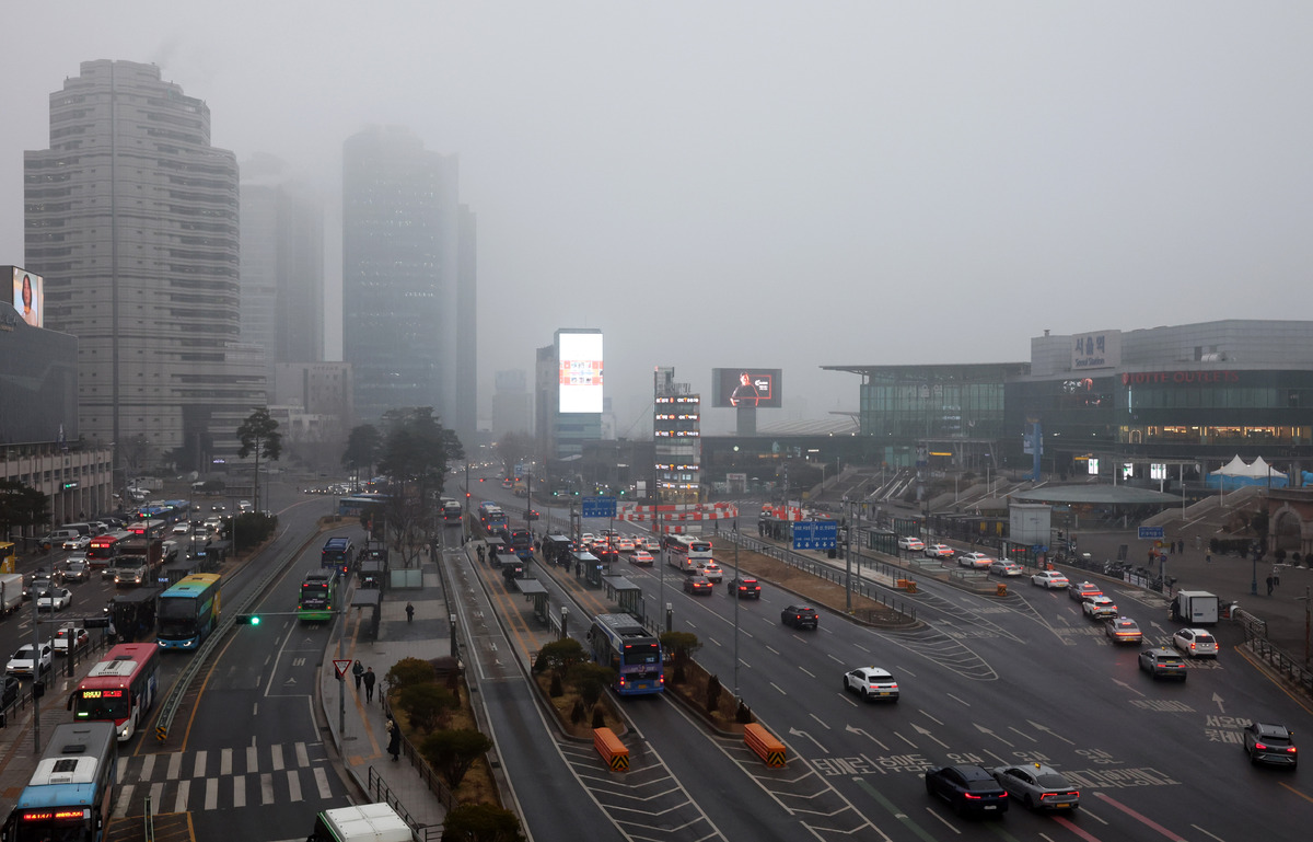 “잿빛 하늘, 보기만 해도 숨이 턱”…올해 최악 미세먼지, 내일까지 전국 덮는다