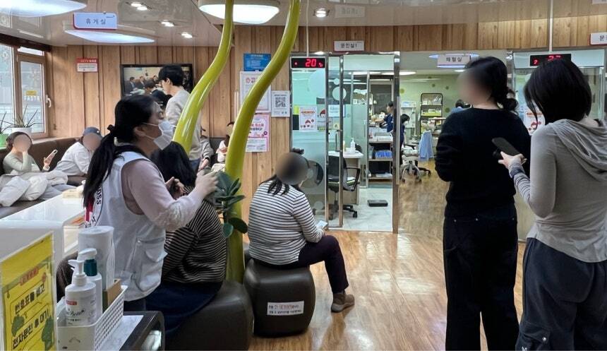 헌혈의집 오픈런한 청년들, 평소 2배 넘는 인원 몰려…왜?