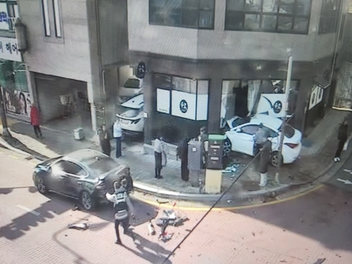 공주 스쿨존서 승용차 상가 돌진…초등생 중상