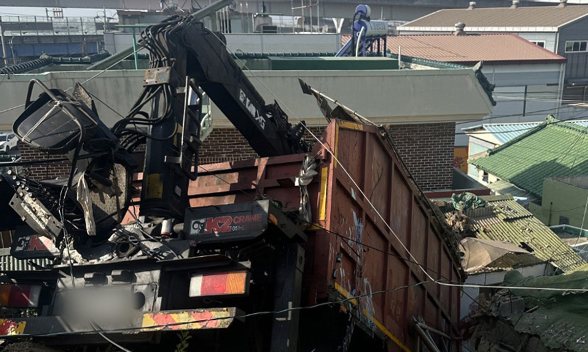 내리막길 달리던 화물차, 전신주 들이받고 주택가 덮쳐