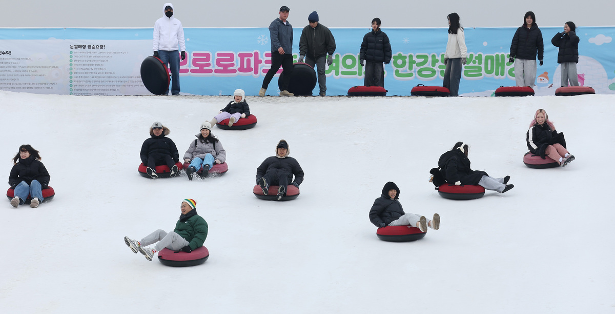 롱패딩 다시 꺼낼 시간…화요일 서울 영하 13도 '최강 한파' 온다 [한강로 사진관]