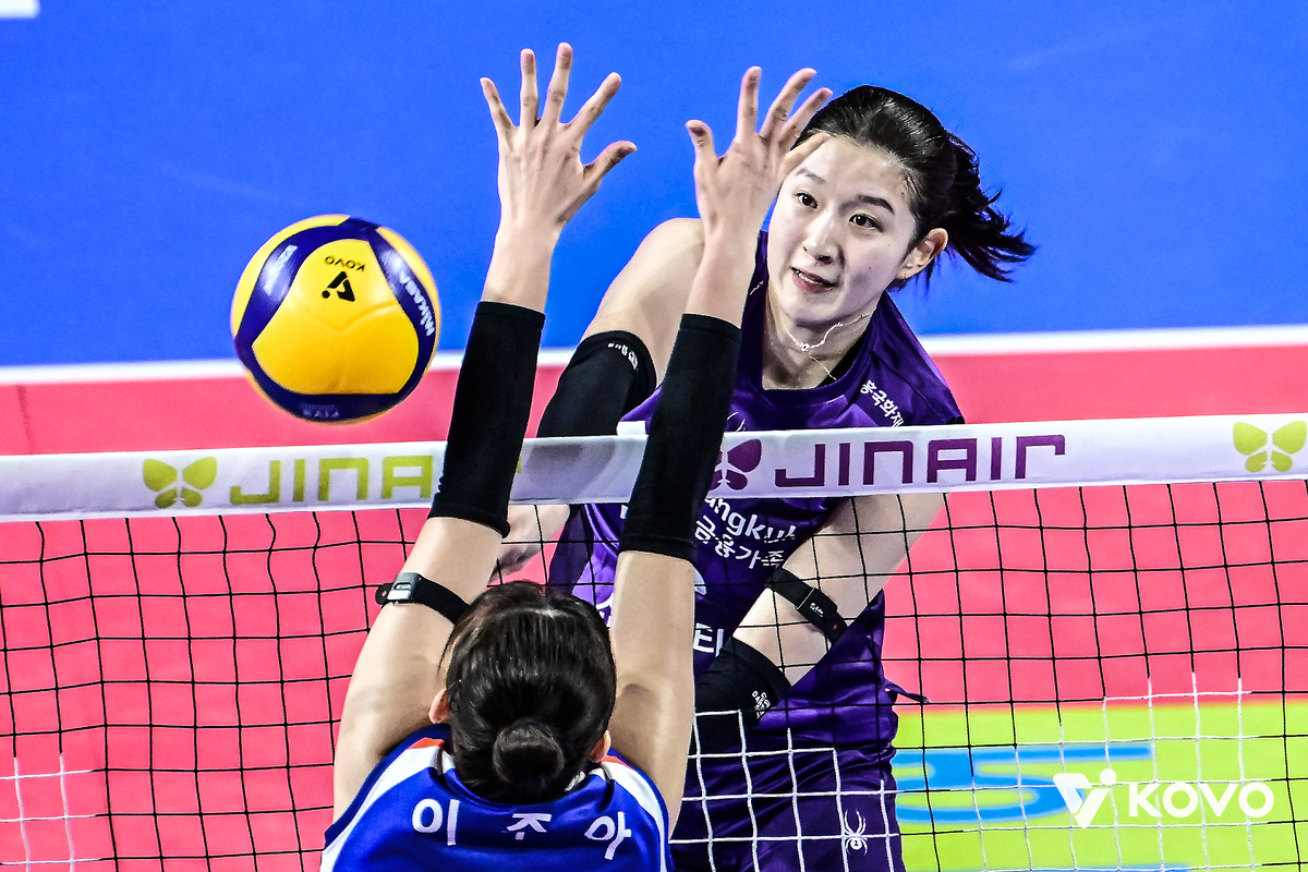 연승 행진 달리던 흥국생명·IBK의 ‘승점 6 짜리’ 진검 승부를 기대했는데…‘누가 누가 더 못하나’ 경쟁 끝에 흥국생명이 이겼다 [화성 현장 리뷰]