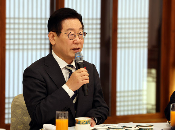 李대통령 지지율 53.1%, 전주 대비 3.7%포인트 하락 [리얼미터]