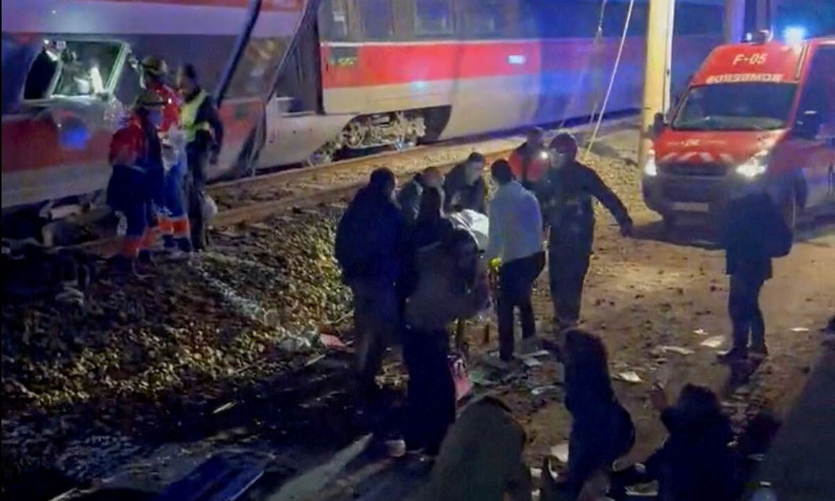 스페인 고속열차 정면충돌… 최소 39명 사망