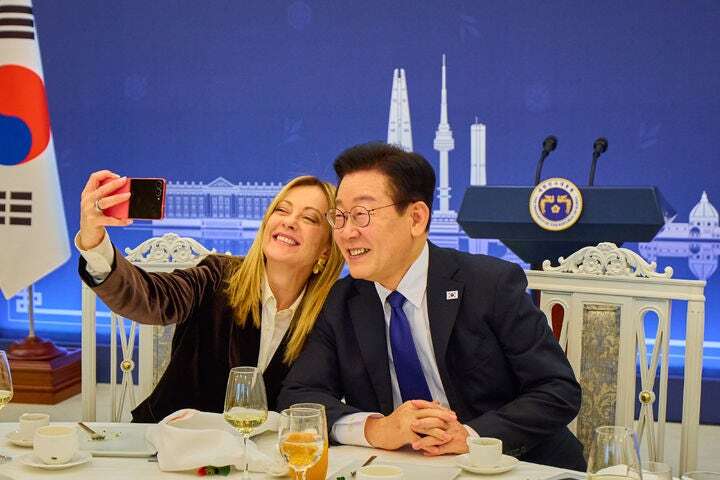 李대통령, 멜로니 伊총리에 ‘분홍 Z플립’ 깜짝 선물…즉석에서 함께 ‘셀카’도