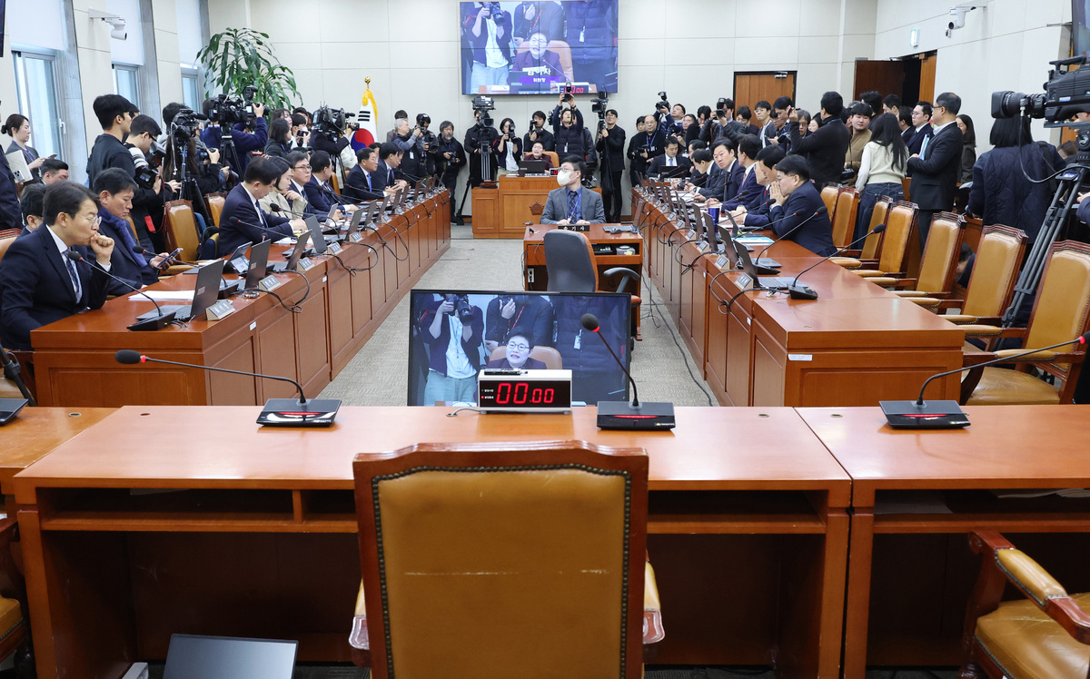 고성만 오간 재경위