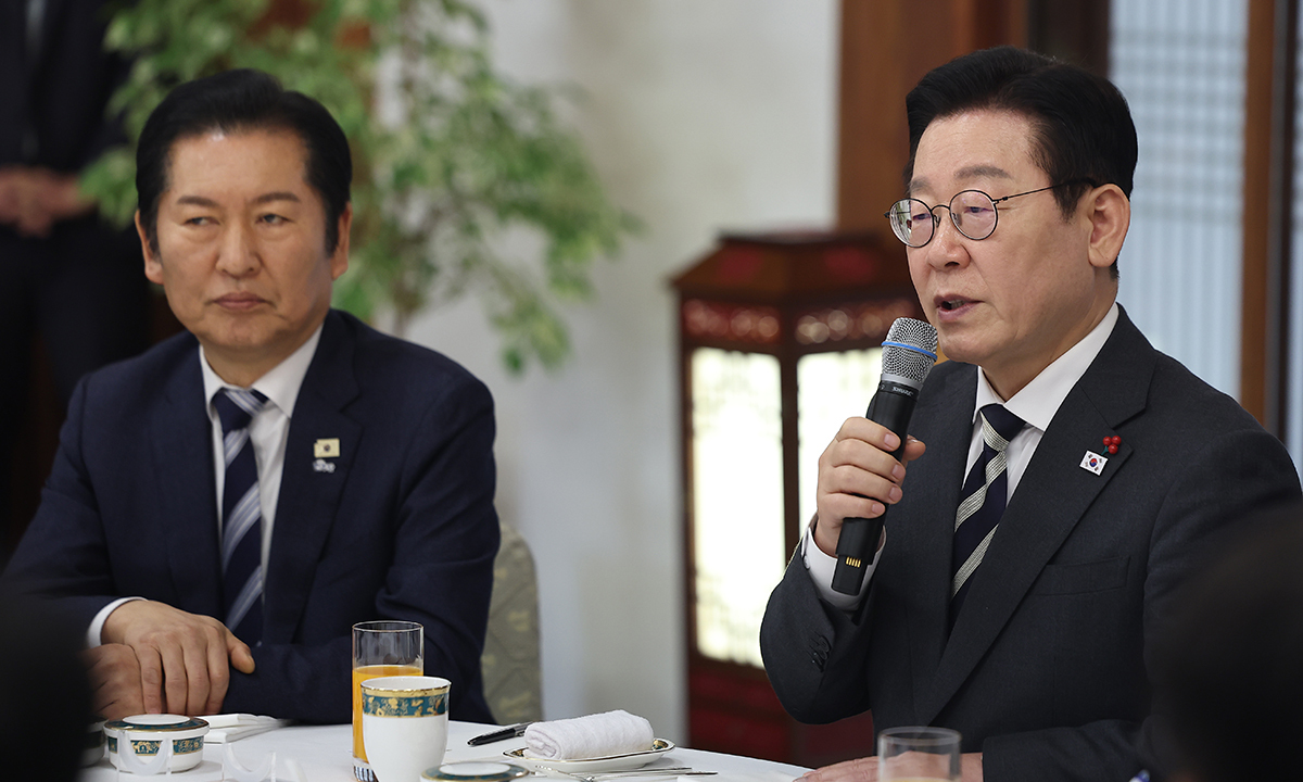 李대통령 “혹시 반명이세요?”… 정청래 “친명이고 친청와대”