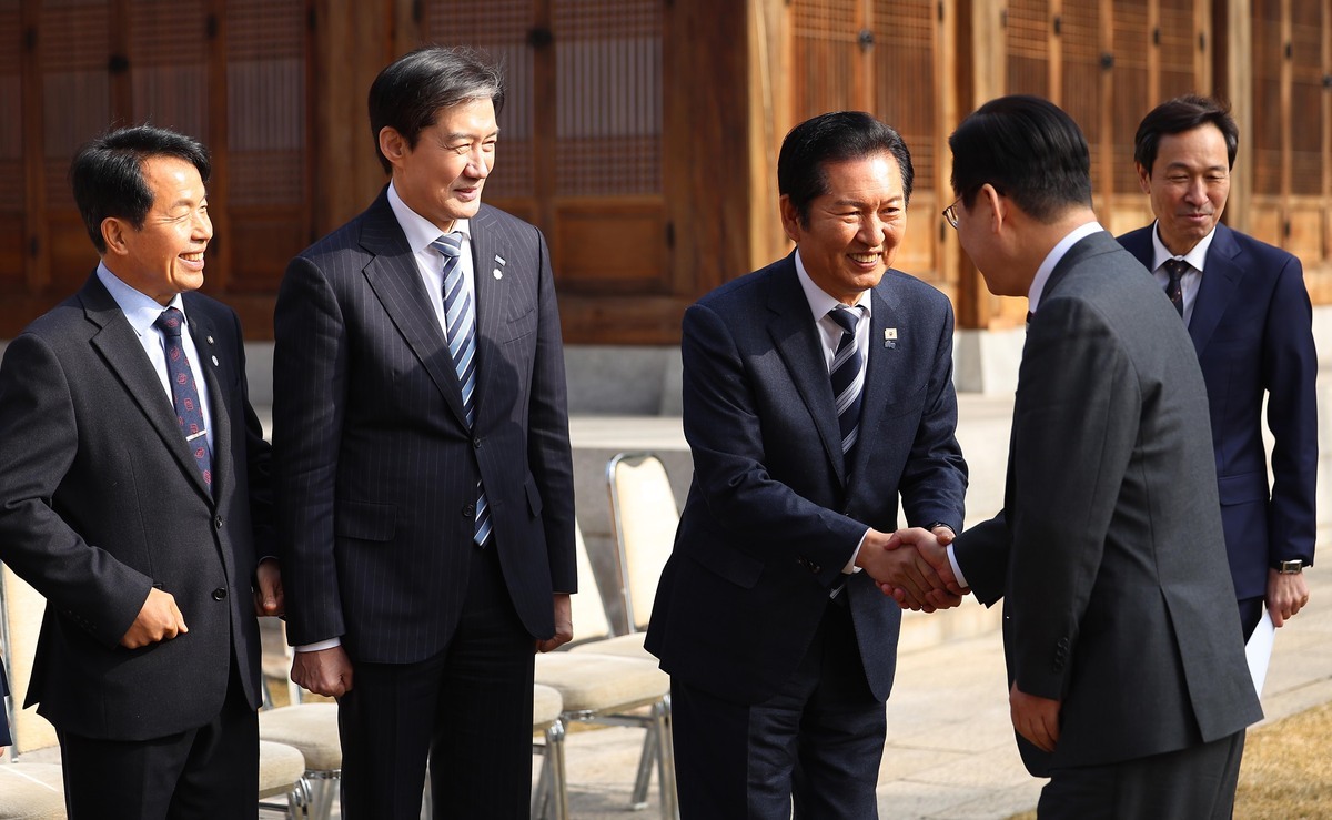 與 지도부 만난 李… 정청래에 “반명인가” 묻자 “우린 모두 친명”