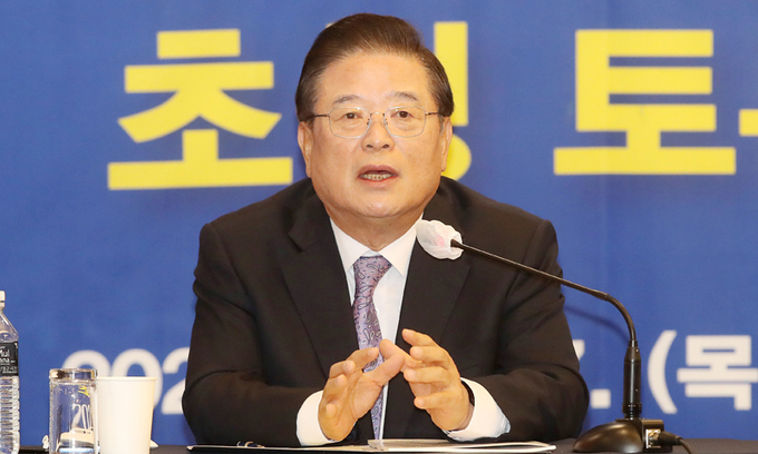 대선 기간 ‘김문수 지지’ 종이 든 우동기 전 위원장에 벌금 150만원 구형