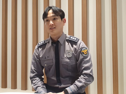 아이돌 가수에서 공공청사 안전지킴이로 변신한 인천시청 청원경찰 이용훈씨가 13일 세계일보와 만나 주어진 역할에 최선을 다하겠다고 밝혔다. 