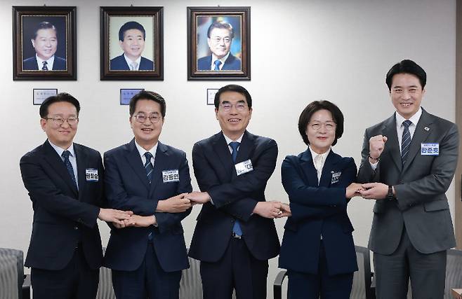 6·3 지방선거 경기지사에 도전하는 더불어민주당 예비후보들. 왼쪽부터 권칠승 의원, 김동연 지사, 양기대 전 의원, 추미애 의원, 한준호 의원. 연합뉴스