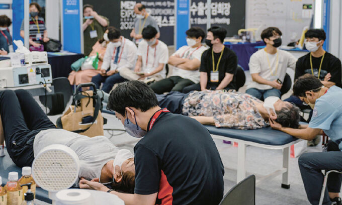 불면증 치료기·백신… 최첨단 의료기기 대구에 다 모였다 - 뉴스 썸네일 이미지