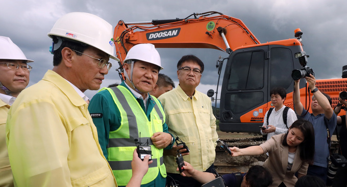 Lee Sang-min visite les zones inondées, déterminé à redoubler d’efforts : “Je vais travailler encore plus dur, deux à trois fois plus !”