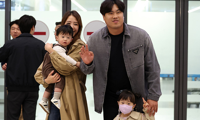 가족과 귀국길… 환하게 웃는 류 | 세계일보