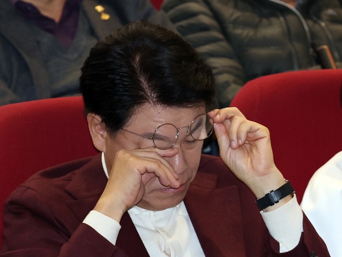 마지막 의정보고서 결국 눈물 흘린 장제원 “긴 터널로 들어갈 것... 잊히는 게... - 뉴스 썸네일 이미지