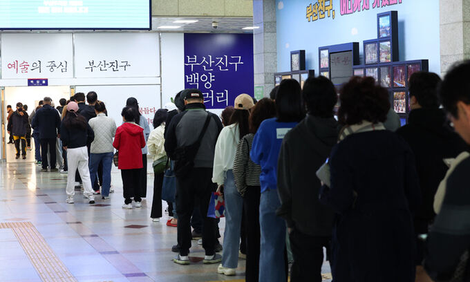 “국민 위해 일하는 의원들 많이 나왔으면”… 부산서도 이어지는 유권자 발길 [4·10 총선]