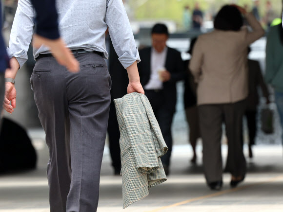 출근길 곳곳에 약한 비…한낮 17~22도 포근 [오늘 날씨]