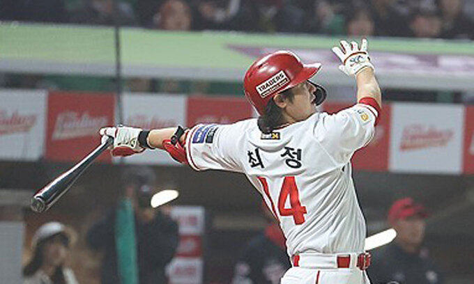 SSG 최정, 극적인 467호 홈런…이승엽과 KBO 통산 홈런 공동 1위