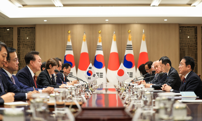 韓·日 정상, ‘라인 사태’ 논의… 기시다, ‘네이버 퇴출설’ 부인 [한·중·일 정상회의]