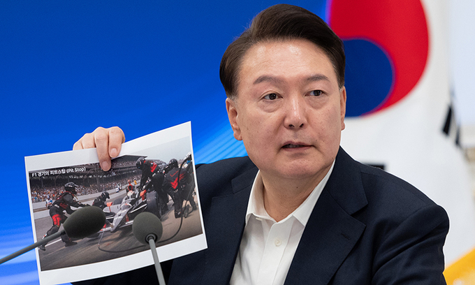 尹 “왜 25만원씩 주나, 100억원씩 주지”…이재명 25만원 직격