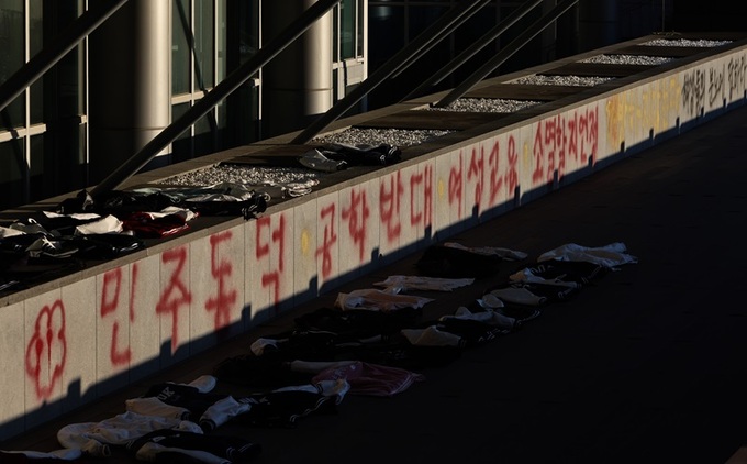 동덕여대 총학 "본관 점거 해제... 불법 행위 규정으로 점거 어려워" - 뉴스 썸네일 이미지