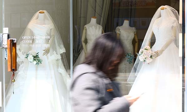 昨年の結婚222,000件のケース、28年で最大。男性の最初の結婚年齢の減少