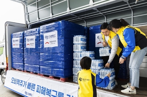 "당장 마실 물부터"...경북 산불피해 지원 이어가는 유통가 - 뉴스 썸네일 이미지