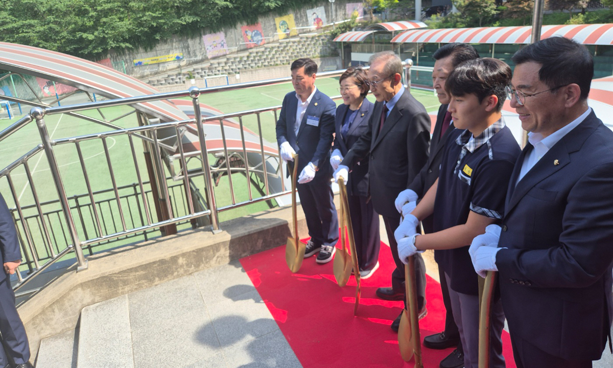 이명박 전 대통령, 퇴임이후 세번째 고향 포항 방문… &${esc.h}34;기후변화 대비 필요&${esc.h}34;