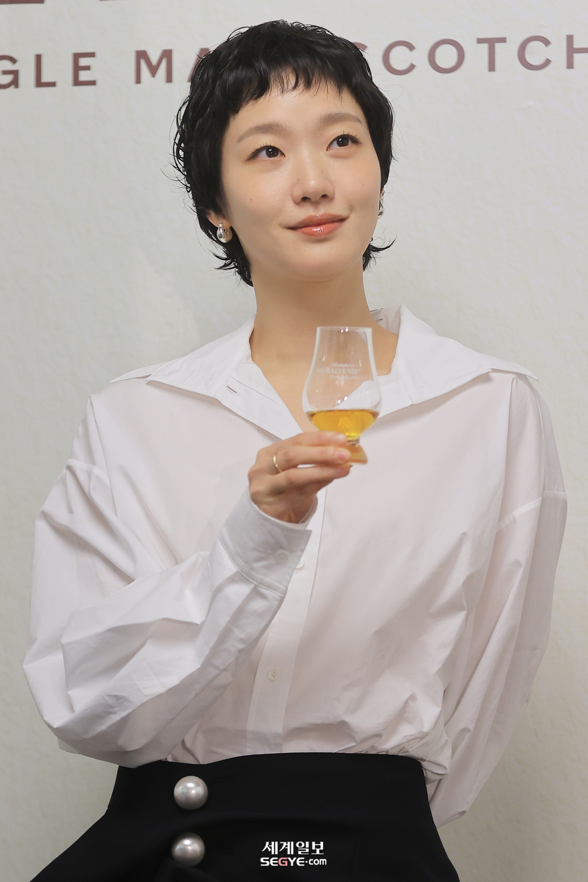 김고은, '위스키 한 잔' 청초한 매력 발산! 성수동 행사 빛낸 미모 화제