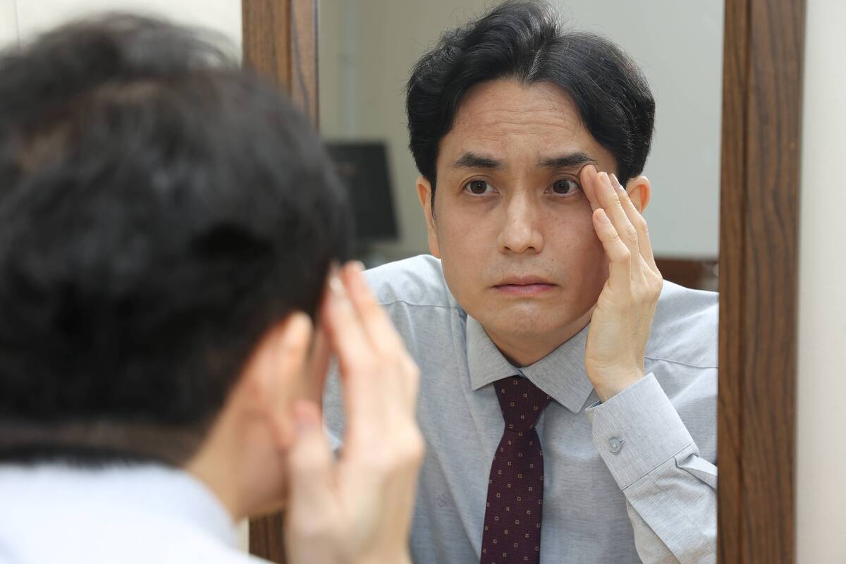 지쳐 보이는 눈, 단순 노화? 기능 개선과 아름다움 '눈꺼풀 처짐 수술' 주목 [건강+]