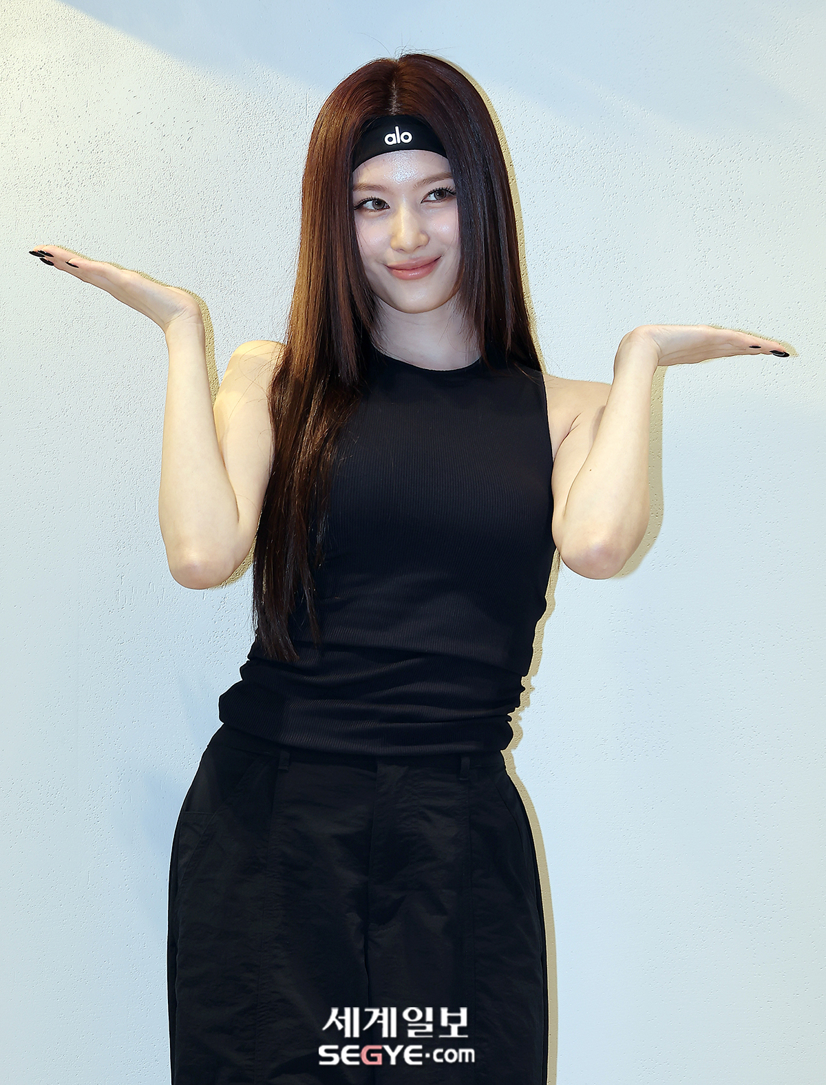 트와이스 사나, 눈부신 미소 발산! 알로 플래그십 스토어 포토 행사 완벽하게 장식