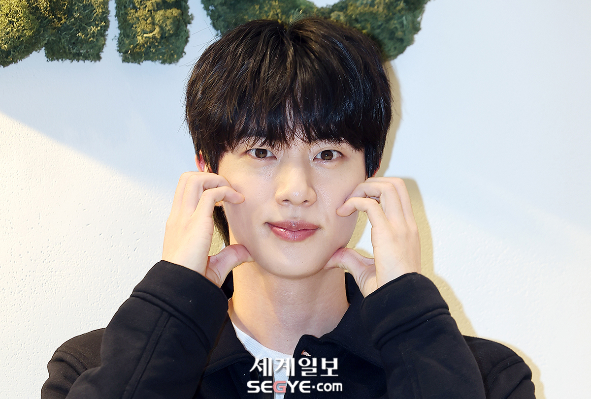 방탄소년단 진, '심쿵주의보' 발령! 압도적인 비주얼로 알로 플래그십 스토어 빛냈다