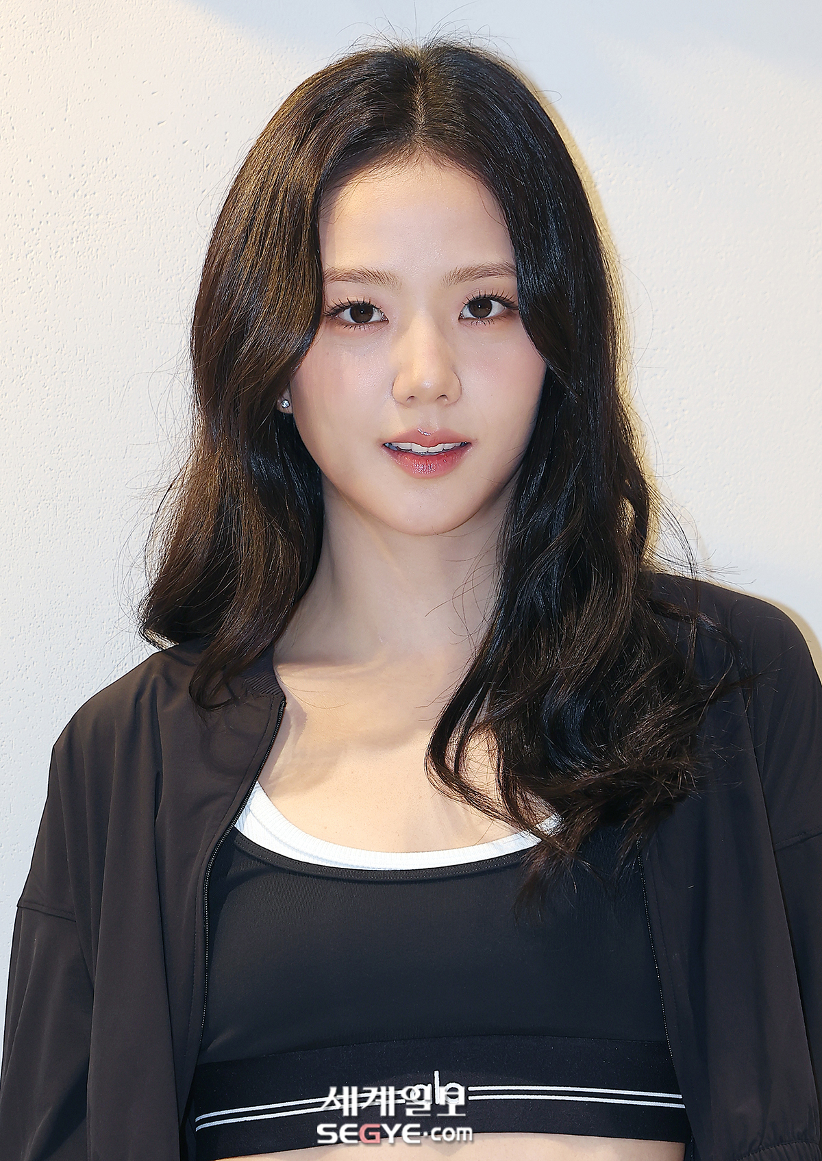블랙핑크 지수, 압도적인 비주얼! 알로 플래그십 스토어 방문으로 화제