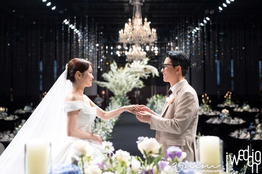 활짝 웃은 김준호·김지민 결혼식 사진
