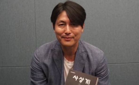 정우성, ‘혼외자’ 논란 후 8개월만 포착된 근황보니?…책 들고 환한 미소