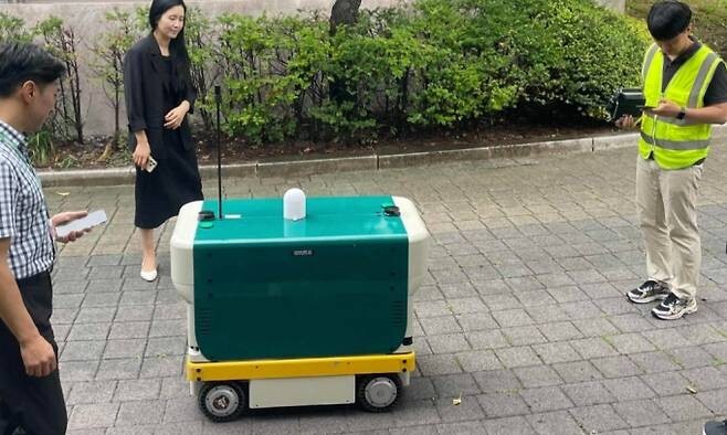 자율주행로봇이 방범·택배 서비스... 수원시, 실증사업 추진 - 뉴스 썸네일 이미지