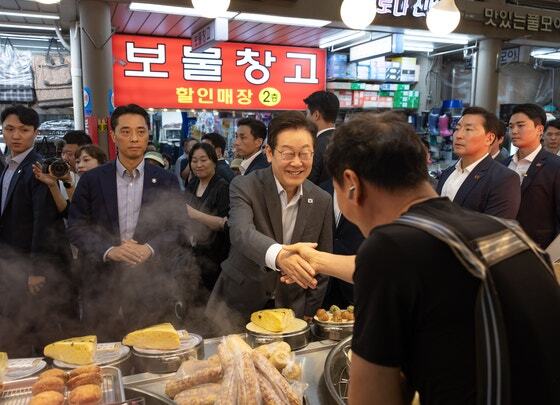 “더 젊어지셨네요” “하나도 안 늙으셨네요”…李 대통령, 상인들 만나 '함박웃음'