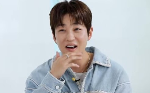 딘딘, '연예인들 돈 개념 無' 발언 후 고충토로..."40만원 명품 입었... - 뉴스 썸네일 이미지