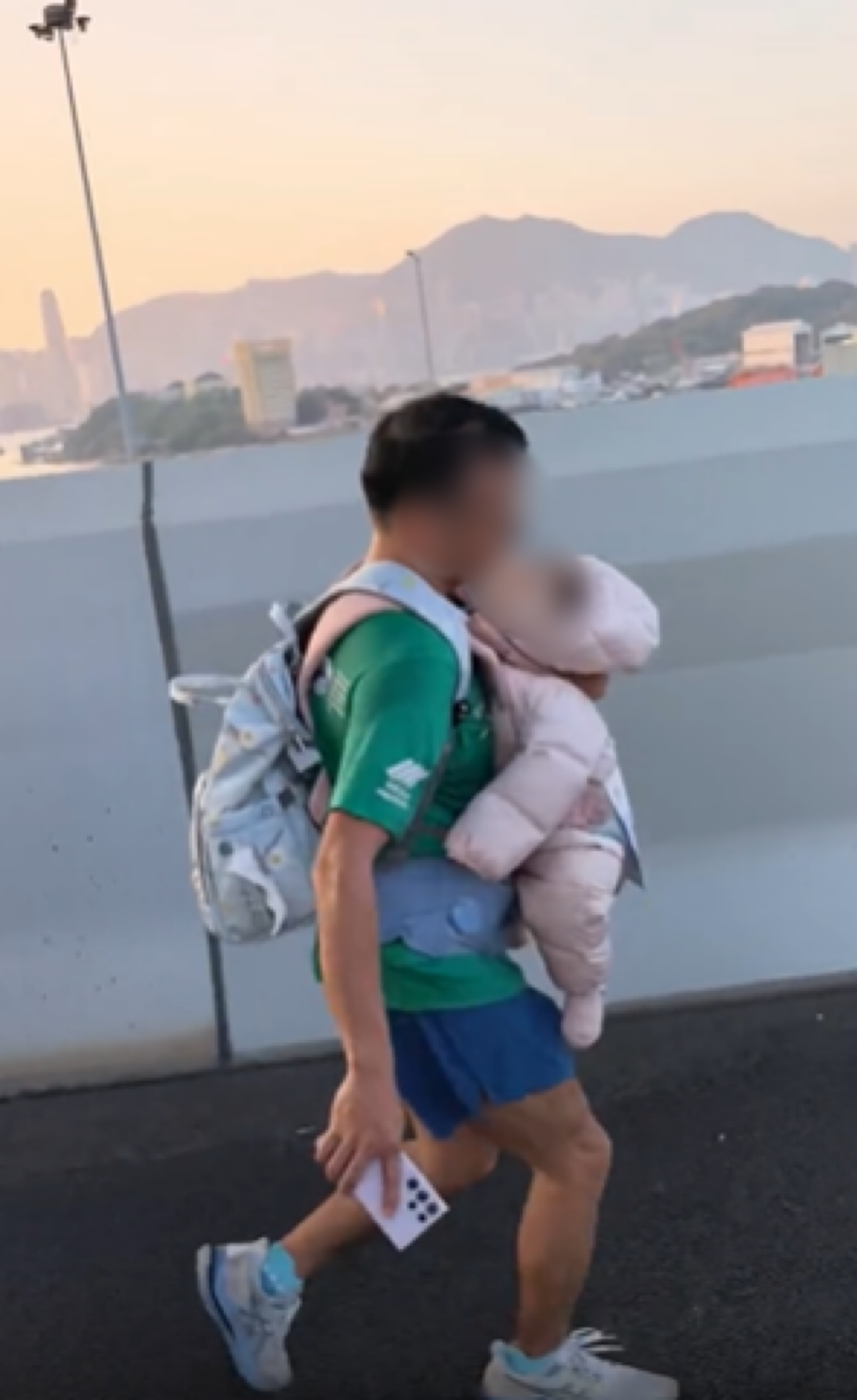 아기 안고 마라톤 뛰다 아동학대 신고당한 남성