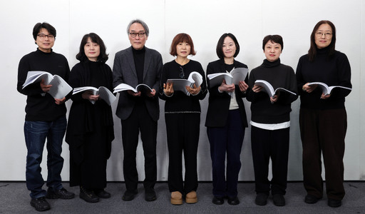 지친 독자 담백한 위로… 이례적 투표 없이 만장일치