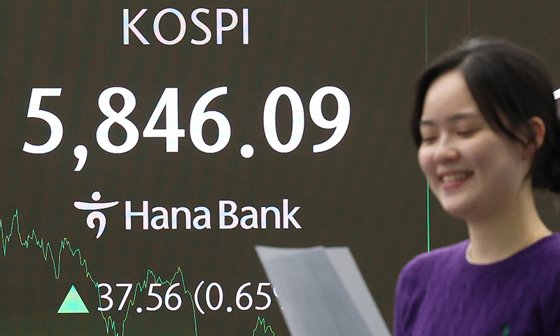 '전강후약' 코스피, 사상 첫 5,900선 돌파 후 소폭 상승 마감