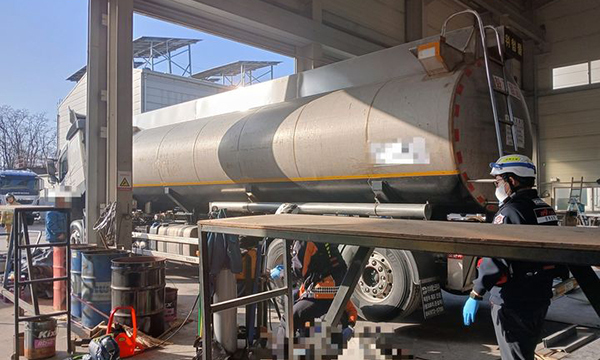 칠곡서 탱크로리 배관 용접 중 화재…1명 중상·1명 경상