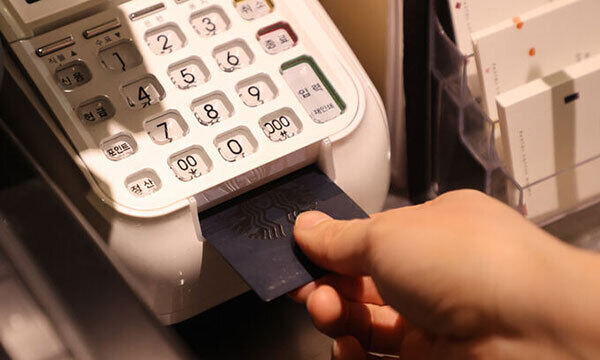 카드업계 금리인하 수용률 첫 70% 돌파 - 뉴스 썸네일 이미지