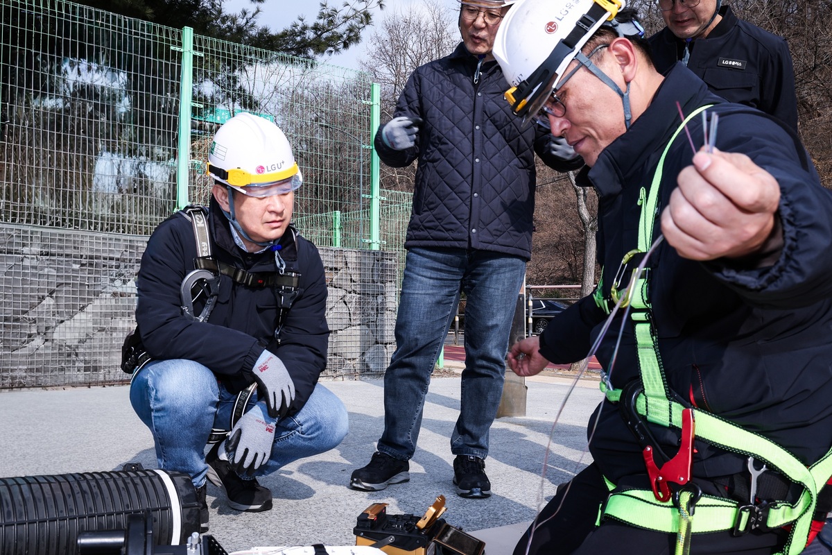 홍범식 LG유플러스 CEO, 통신업 기본기 ‘안전’ 강조 [리더의 나침반]