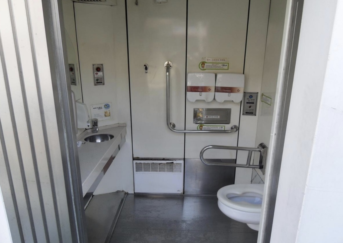 100원에 날 구원하던 1.5평 대피처…그때의 ‘무인 자동 화장실’을 아시나요